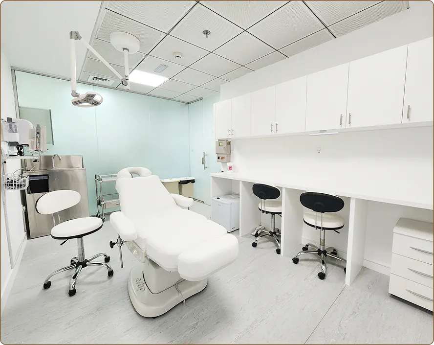 Vinci Hair Clinic Dubai surgery room with treatment chair